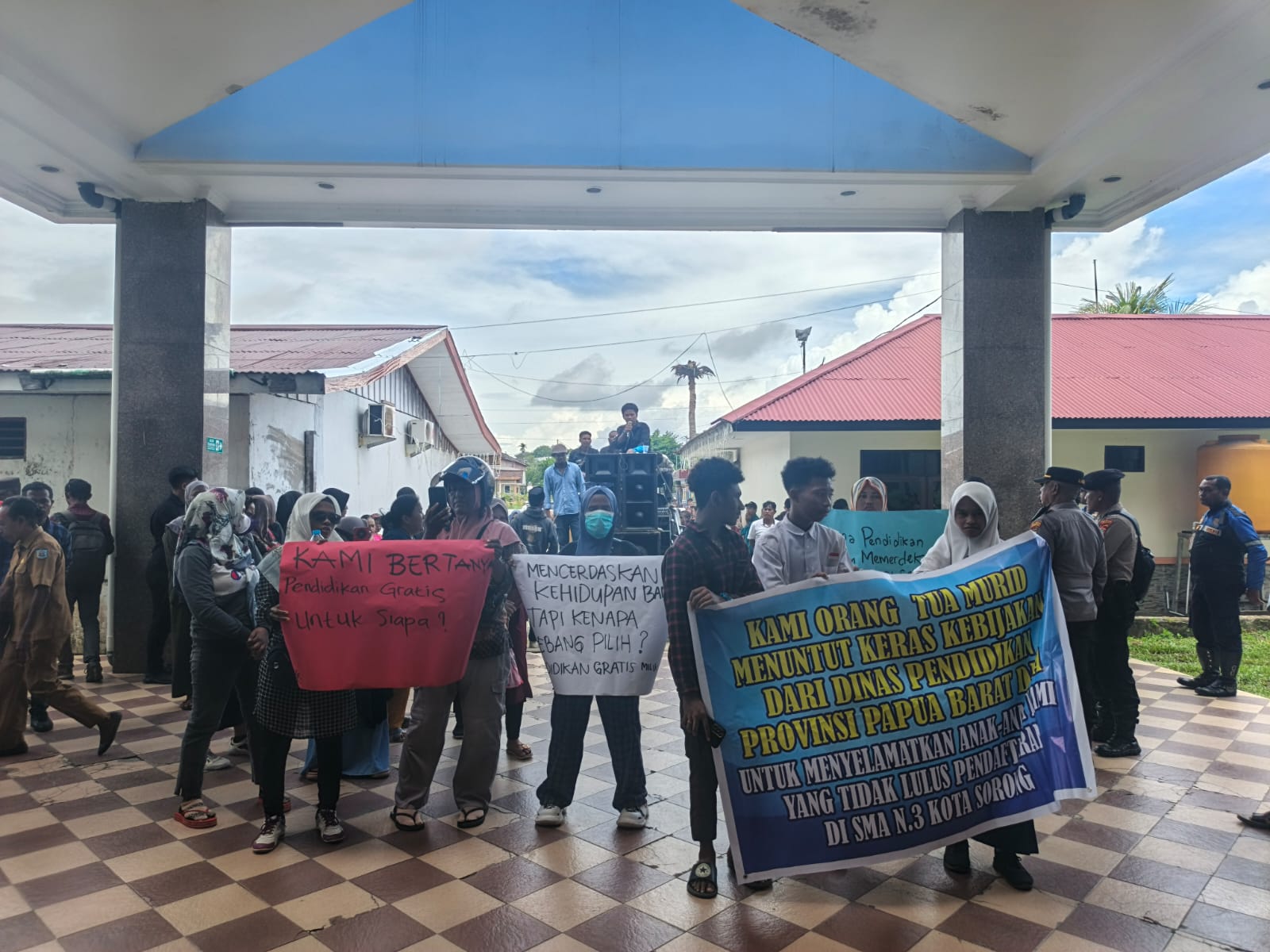 Menagih Janji Pendidikan Gratis, Mahasiswa dan Wali Murid Menggelar Aksi